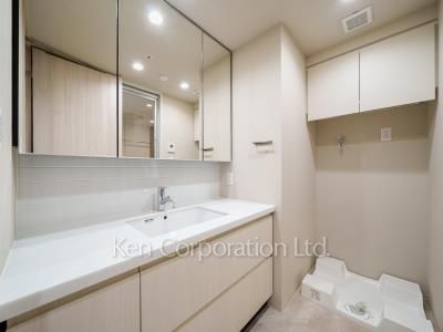 Kitchen ※Photo of the same layout on 8 floor. Decoration and fixture may differ.