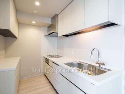 Kitchen ※Photo of the same layout on 11 floor. Decoration and fixture may differ.