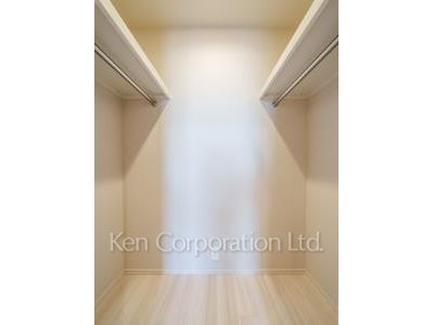 Walk-In Closet ※Photo of the same layout on 11 floor. Decoration and fixture may differ.