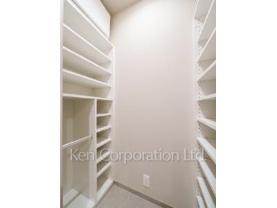 Shoes-In Closet ※Photo of the same layout on 11 floor. Decoration and fixture may differ.
