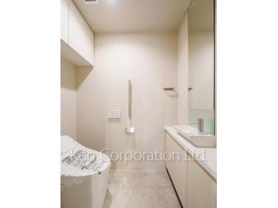 Lavatory ※Photo of the same layout on 11 floor. Decoration and fixture may differ.