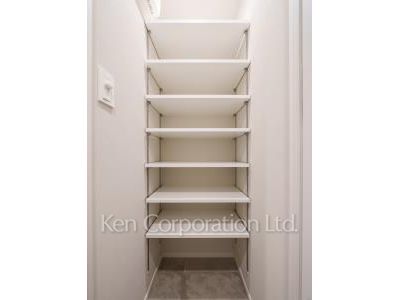 Shoes-In Closet ※Photo of the same layout on 1 floor. Decoration and fixture may differ.