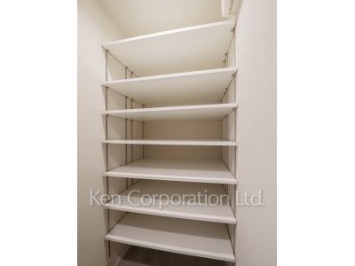 Shoes-In Closet ※Photo of the same layout on B1 floor. Decoration and fixture may differ.