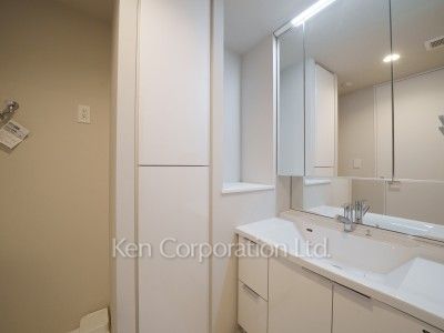 Powder Room ※Photo of the same layout on B1 floor. Decoration and fixture may differ.