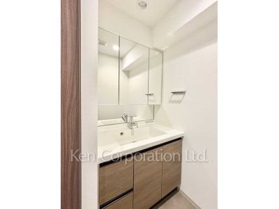 Powder Room ※Photo of the same layout on 4 floor. Decoration and fixture may differ.