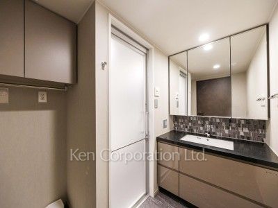 Powder Room ※Photo of the same layout on 3 floor. Decoration and fixture may differ.