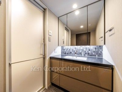Powder Room ※Photo of the same layout on 3 floor. Decoration and fixture may differ.