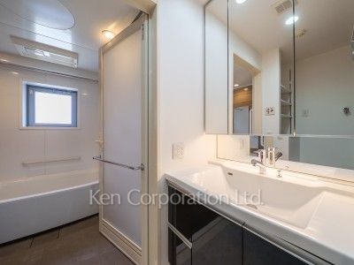 Powder Room ※Photo of the same layout on 2 floor. Decoration and fixture may differ.