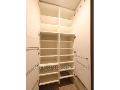 Shoes-In Closet ※Photo of the same layout on 4 floor. Decoration and fixture may differ.