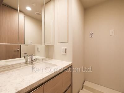 Powder Room ※Photo of the same layout on 4 floor. Decoration and fixture may differ.