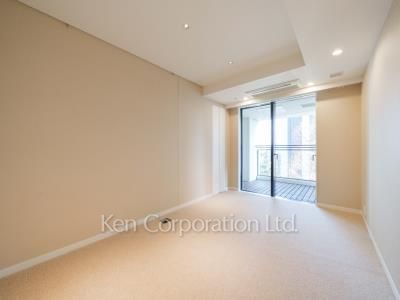 Master Bedroom ※Photo of the same layout on 7 floor. Decoration and fixture may differ.