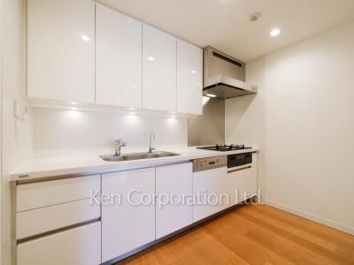 Kitchen ※Photo of the same layout on 7 floor. Decoration and fixture may differ.