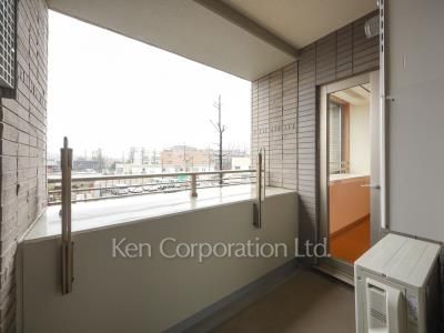 Balcony ※Photo of the same layout on 2 floor. Decoration and fixture may differ.
