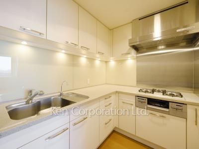 Kitchen ※Photo of the same layout on 2 floor. Decoration and fixture may differ.