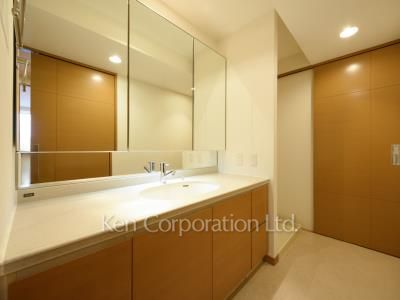 Powder Room ※Photo of the same layout on 2 floor. Decoration and fixture may differ.