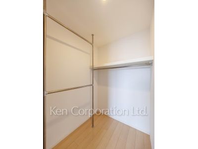 Walk-In Closet ※Photo of the same layout on 18 floor. Decoration and fixture may differ.