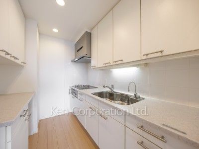 Kitchen ※Photo of the same layout on 18 floor. Decoration and fixture may differ.