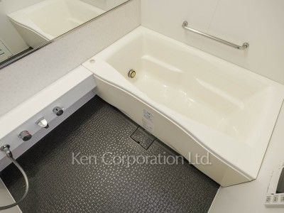Bath ※Photo of the same layout on 18 floor. Decoration and fixture may differ.