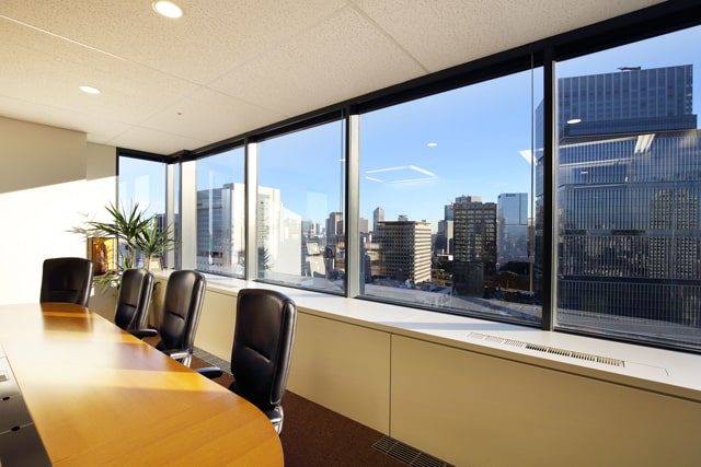 写真：The reception room commands an extensive view of buildings in Nagatacho and Akasaka.