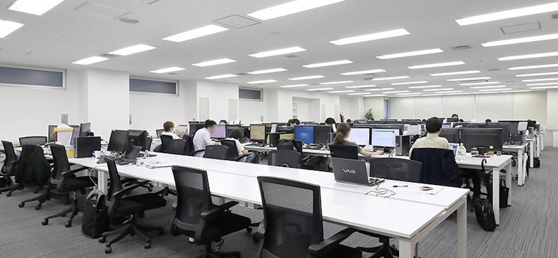 写真：QSTO’s partition-less open-plan office space, designed to facilitate ease of communication between employees