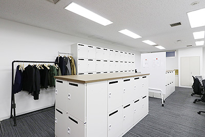 Worktops installed on top of employee lockers create a space that enables small informal meetings to be held