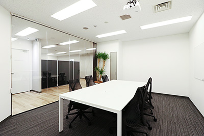 写真：The conference rooms adopt a design in which two sides are made of glass, giving the entire office a more open feel
