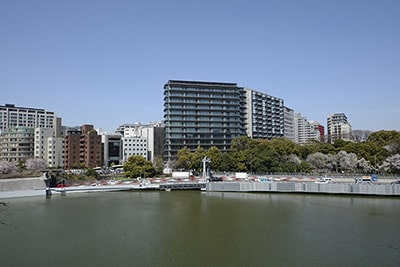 写真：Luxurious condominiums and apartments surrounding Chidorigafuchi